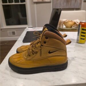 Nike AG tan rain boots
